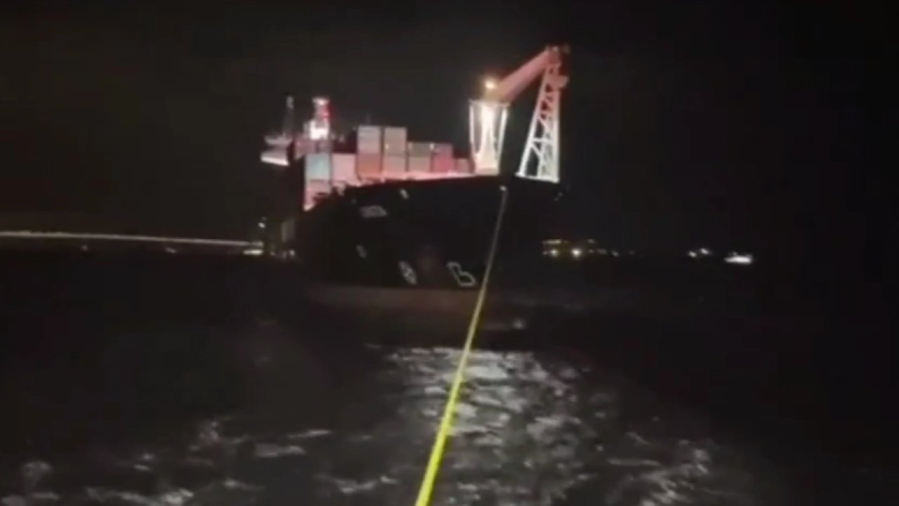 Çanakkale Boğazı'nda arızalanan kargo gemisi kurtarıldı