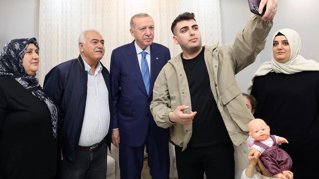 Cumhurbaşkanı Erdoğan'dan depremzede Karakuş ailesine ziyaret