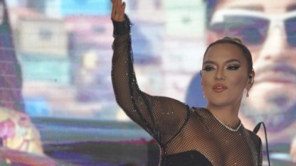 Demet Akalın tarzıyla geceye damga vurdu