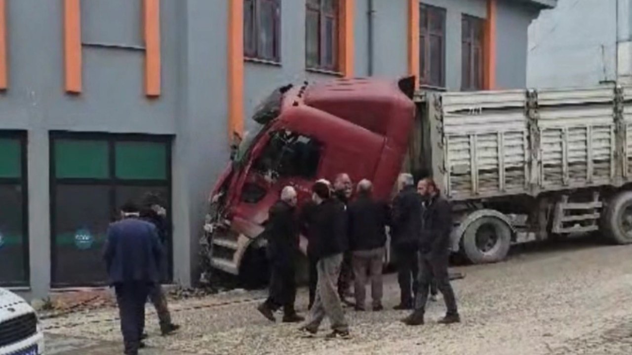 Düzce’de freni boşalan Tır markete girdi!