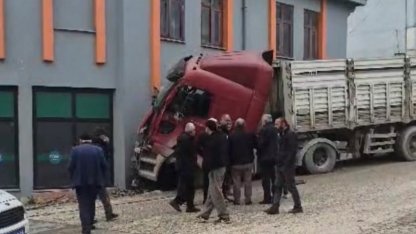 Düzce’de freni boşalan Tır markete girdi!