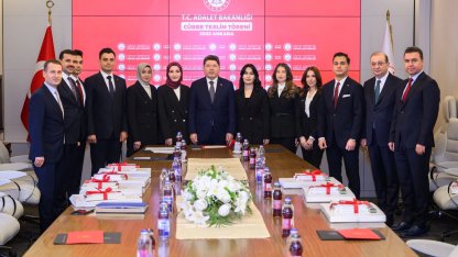 Genç hakim ve savcılar cübbelerini teslim aldı