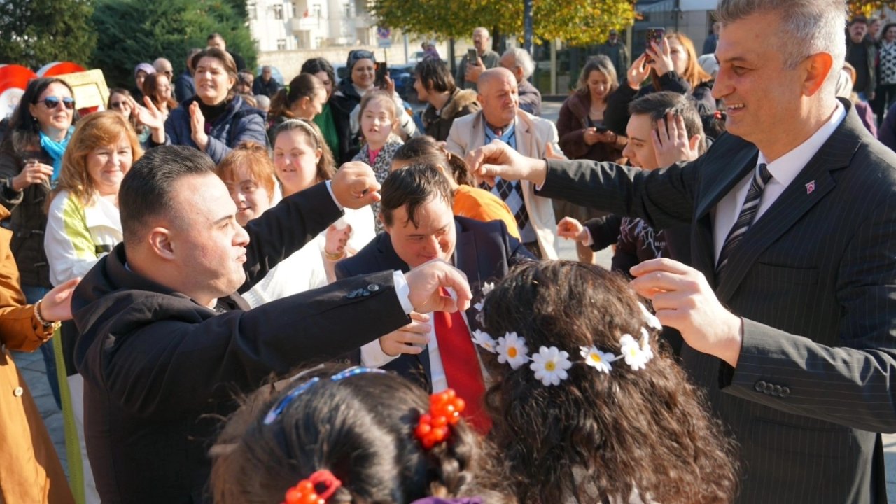 Gölcük&#039;te engelli bireyler renk kattı