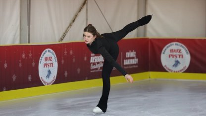 İstanbul Bakırköy’de açılan Buz Pisti’ne büyük ilgi