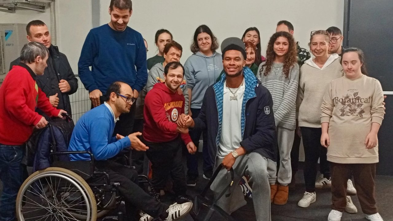 İstanbul&#039;da engelleri aşan çocuklar basketbol maçında