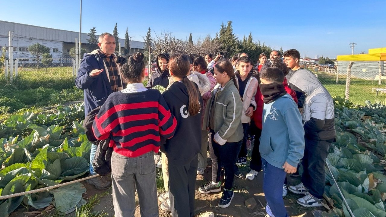 İzmir Bornova'da Kent Bostanı’nda uygulamalı ekoloji eğitimi