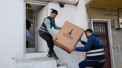 İzmir Büyükşehir'in kış destek paketleri ulaştırılıyor