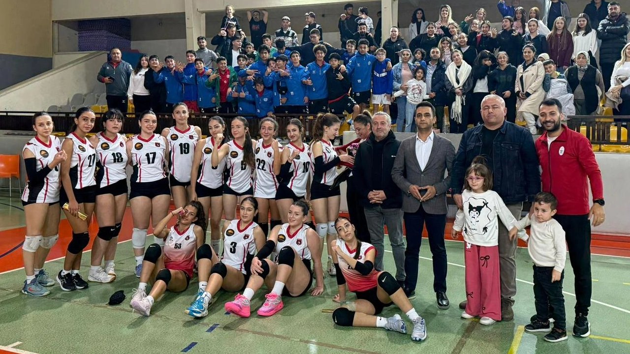 İzmir Çiğli&#039;nin voleybol takımları ligin zirvesinde