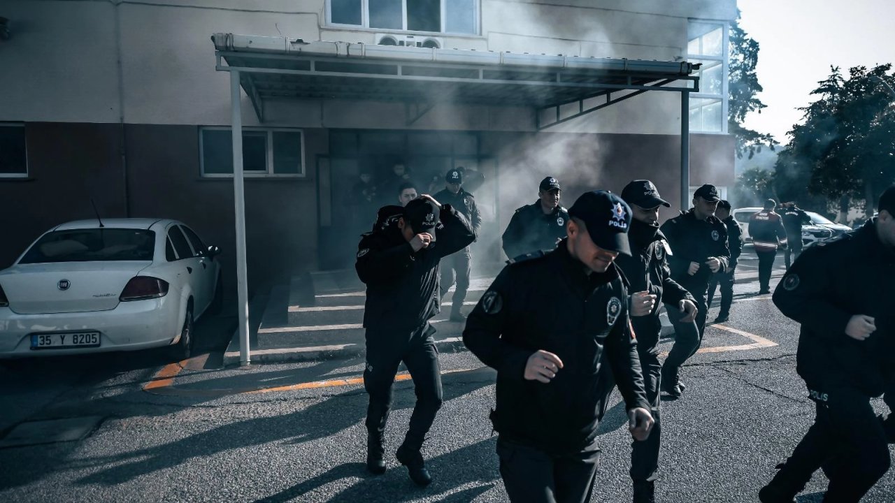 İzmir İtfaiyesi'nden polis okulunda yangın tatbikatı