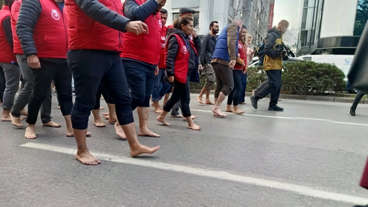 İzmir&#039;de çıplak ayaklı protesto!