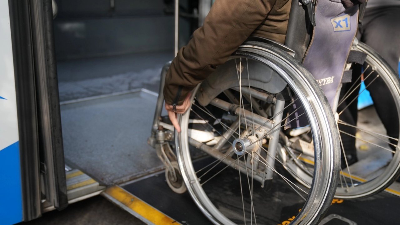 İzmir&#039;de &#039;Duraktayım&#039; uygulaması tekerlekli sandalye kullanıcıları için güncellendi