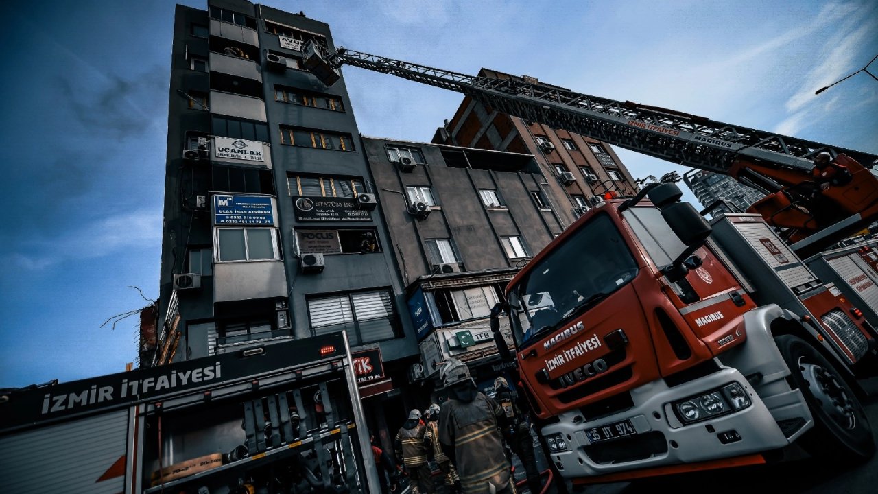 İzmir'de iş hanını alevler sardı, itfaiye 12 kişiyi kurtardı