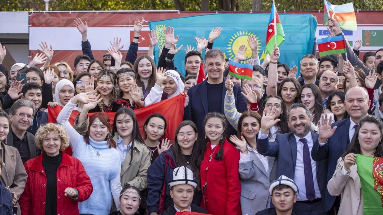 İzmir’de Türk Dili Ailesi Günü coşkusu