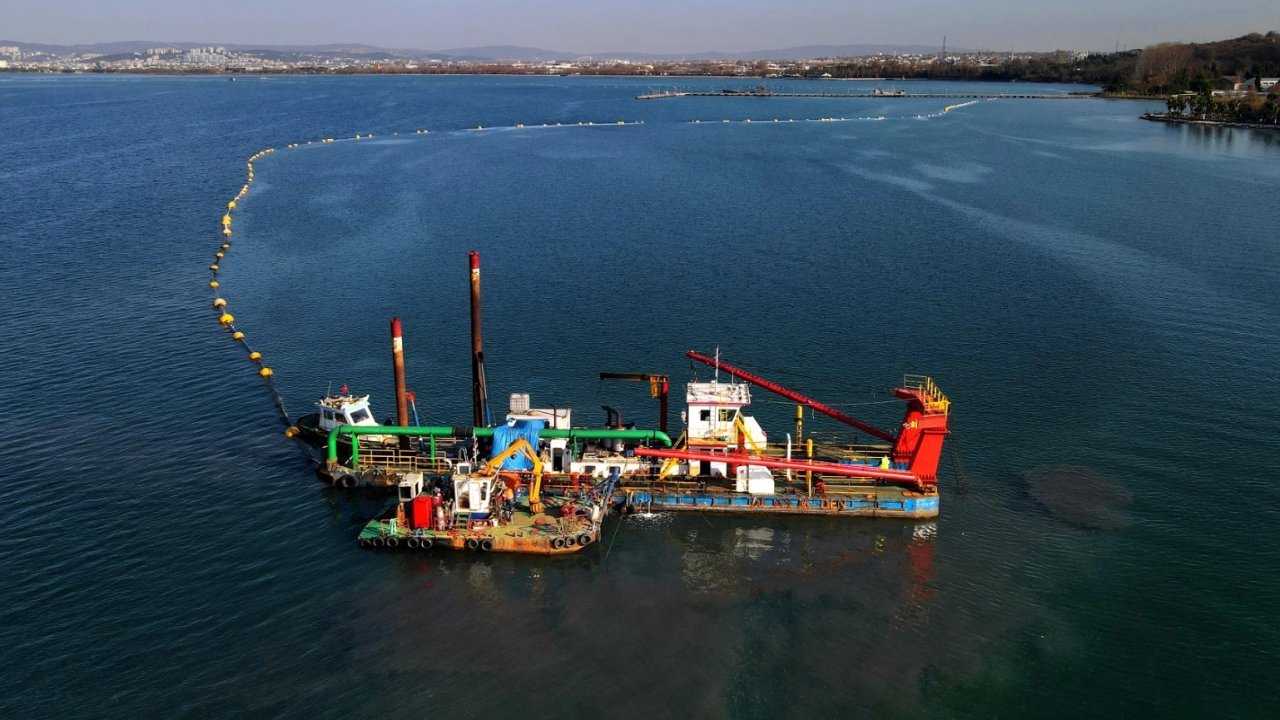 İzmit Körfezi temizlik projesi Türkiye&#039;ye örnek oluyor... Körfez dip çamuru temizliği ile canlanıyor