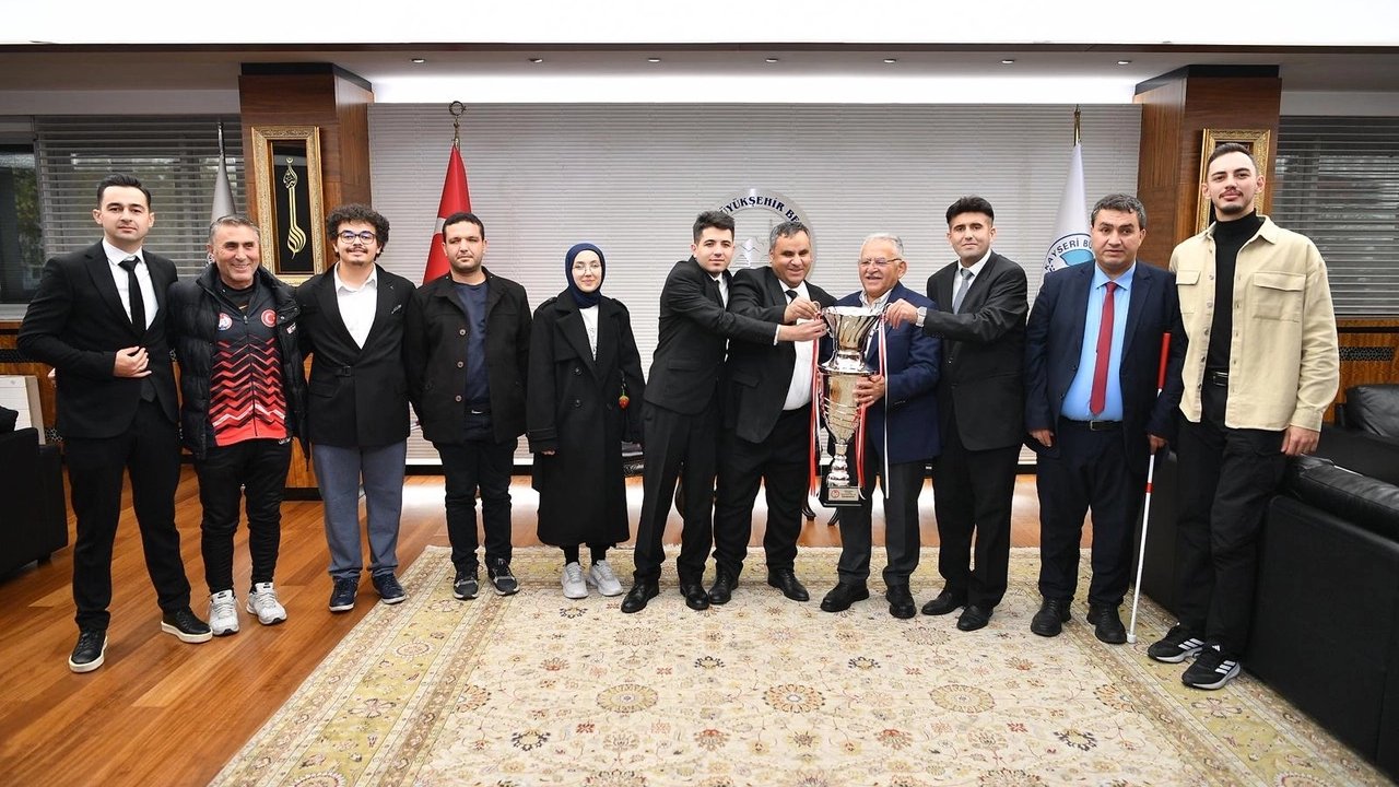 Kayseri Büyükşehir Sesi Görenler&#039;in şampiyonunu ağırladı