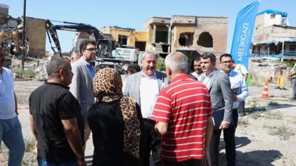 Kayseri Melikgazi'de metruk yapıya geçit yok