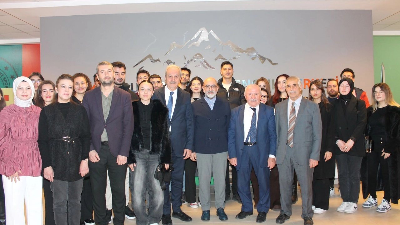 Kayseri milletvekili Cıngı üniversitelilerle buluştu