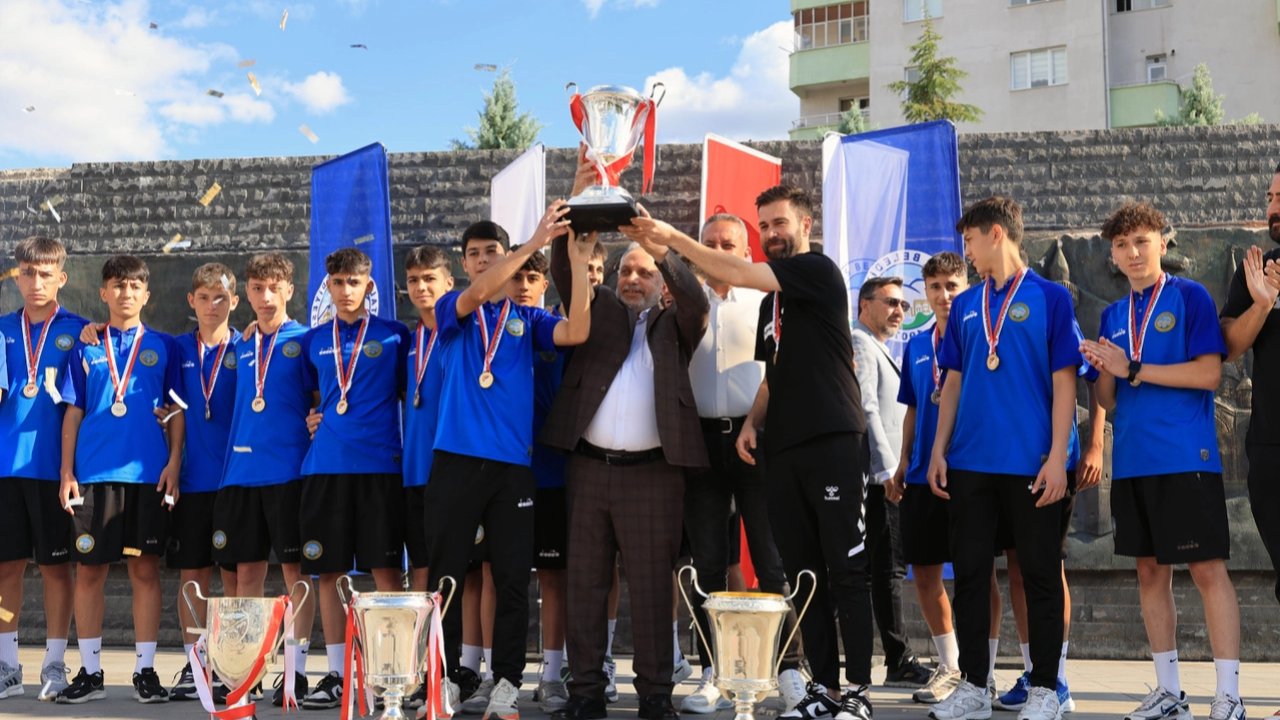 Kayseri Talas'ta Sporcu Fabrikası'ndan 2 yeni oyuncu