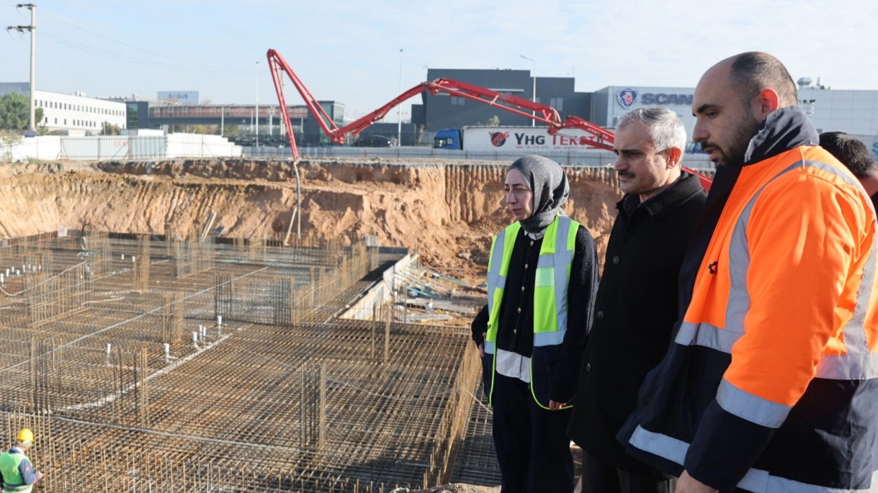 Kocaeli Çayırova’nın yeni meslek lisesinde temel betonu seriliyor