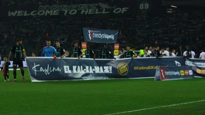 Kocaeli Stadyumu'nda futbolcular kadına şiddete karşı birleşti