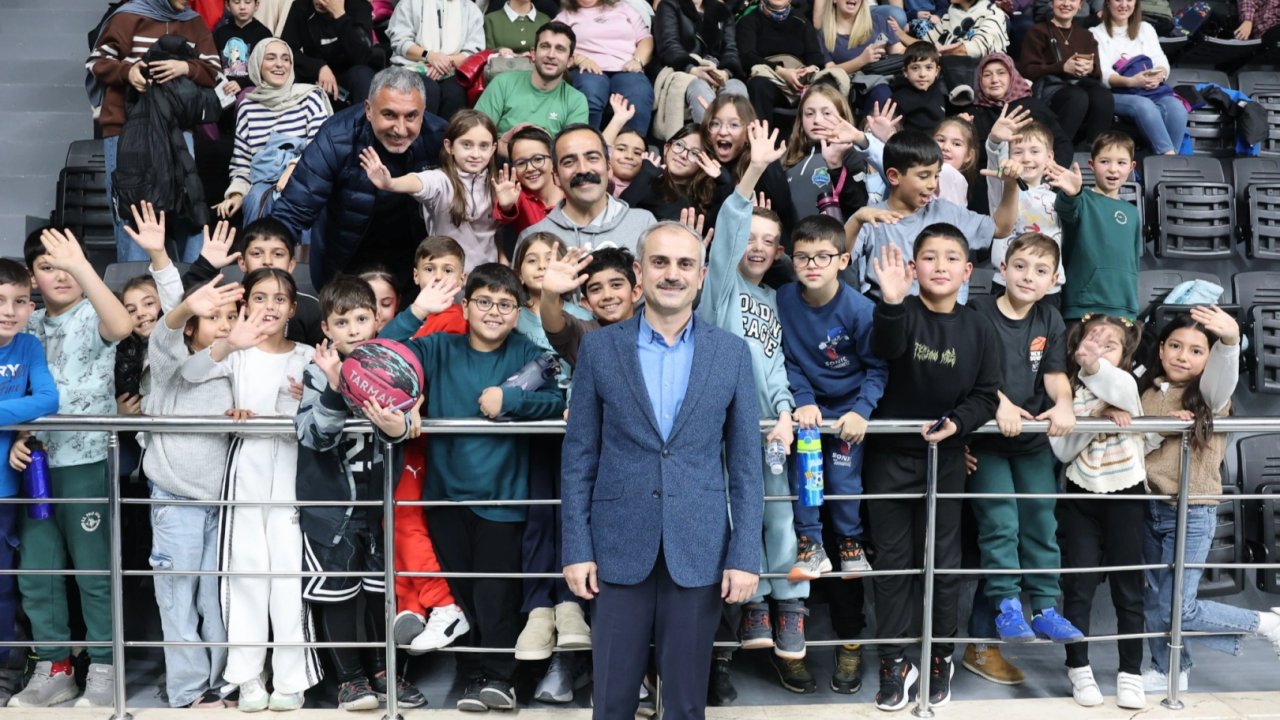 Kocaeli'de Başkan Çiftçi basketbolsever miniklerle buluştu