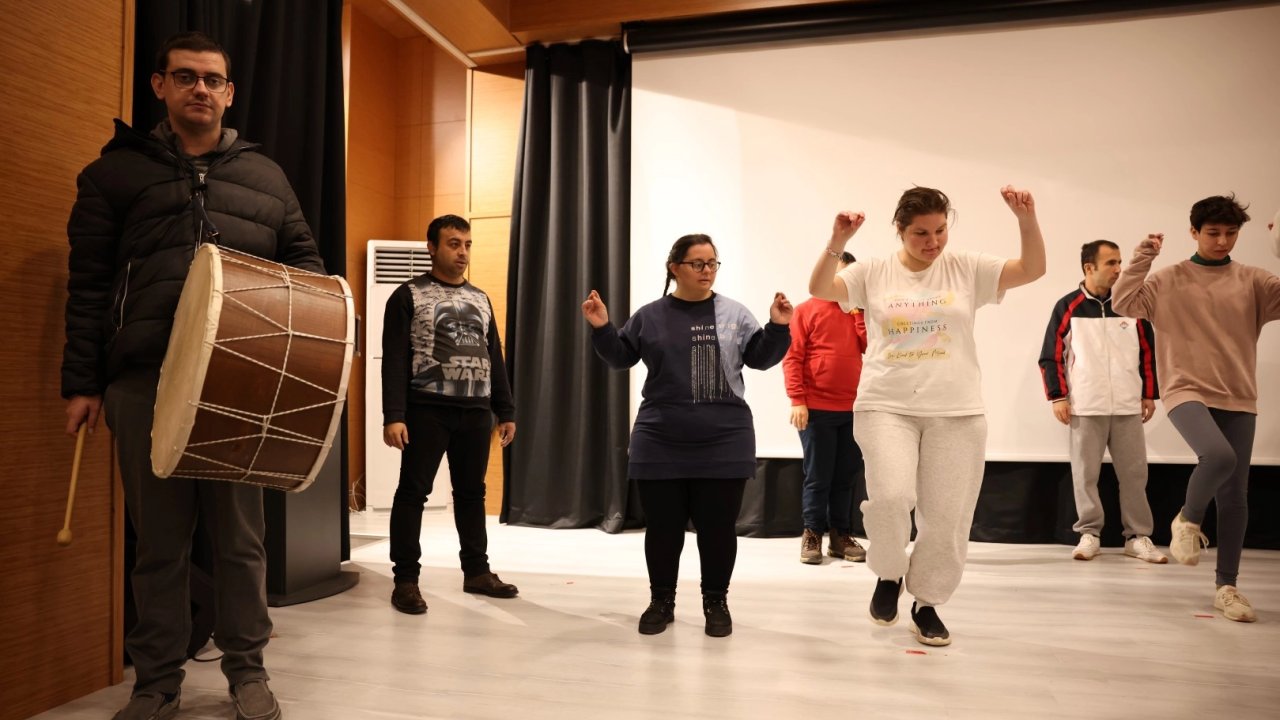 Kocaeli'de engelleri aşan adımlar sahneye taşınıyor