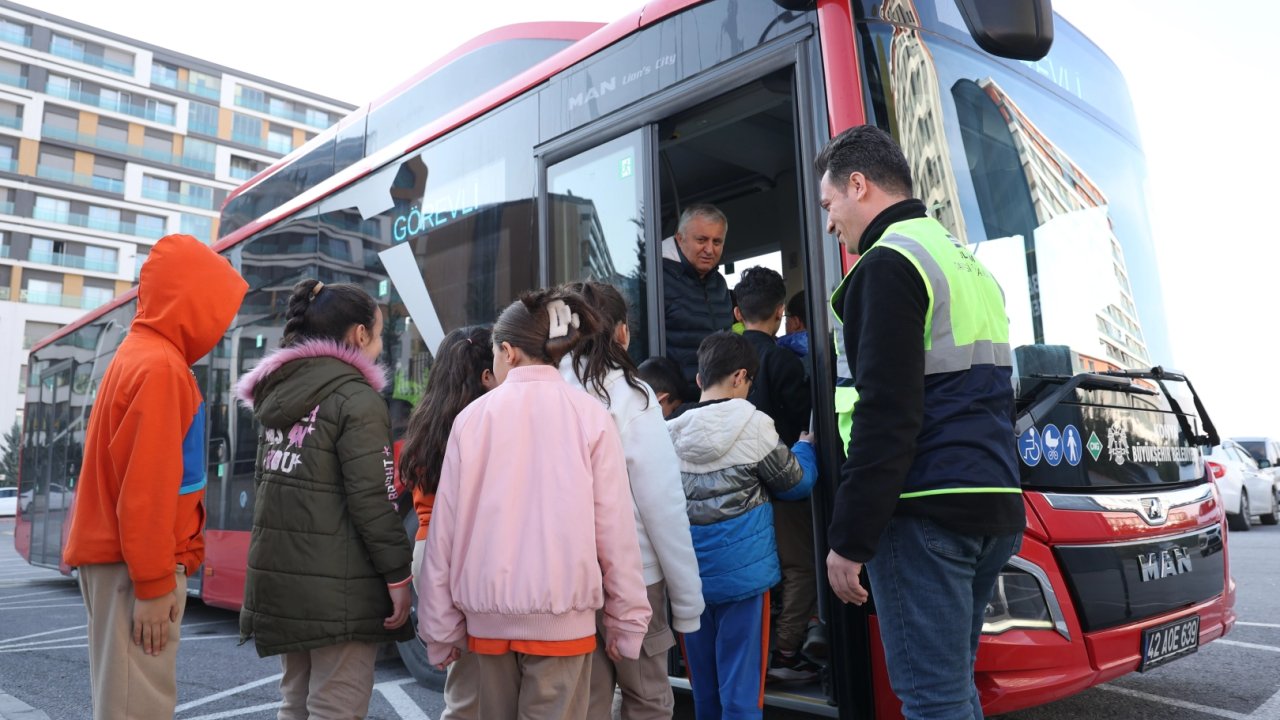 Konyalı öğrenciler nezaketi bu otobüste öğreniyor