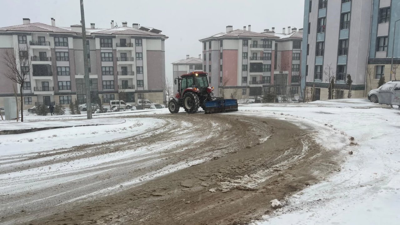 Malatya Doğanşehir’de karla mücadele 24 saat sürüyor