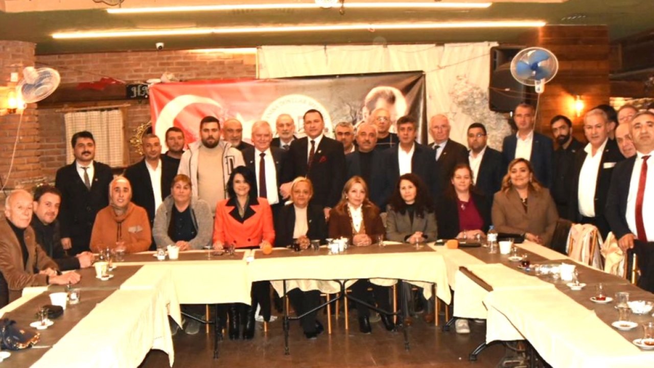 Manisa Dostlar Meclisi&#039;nde demokrasi buluşması