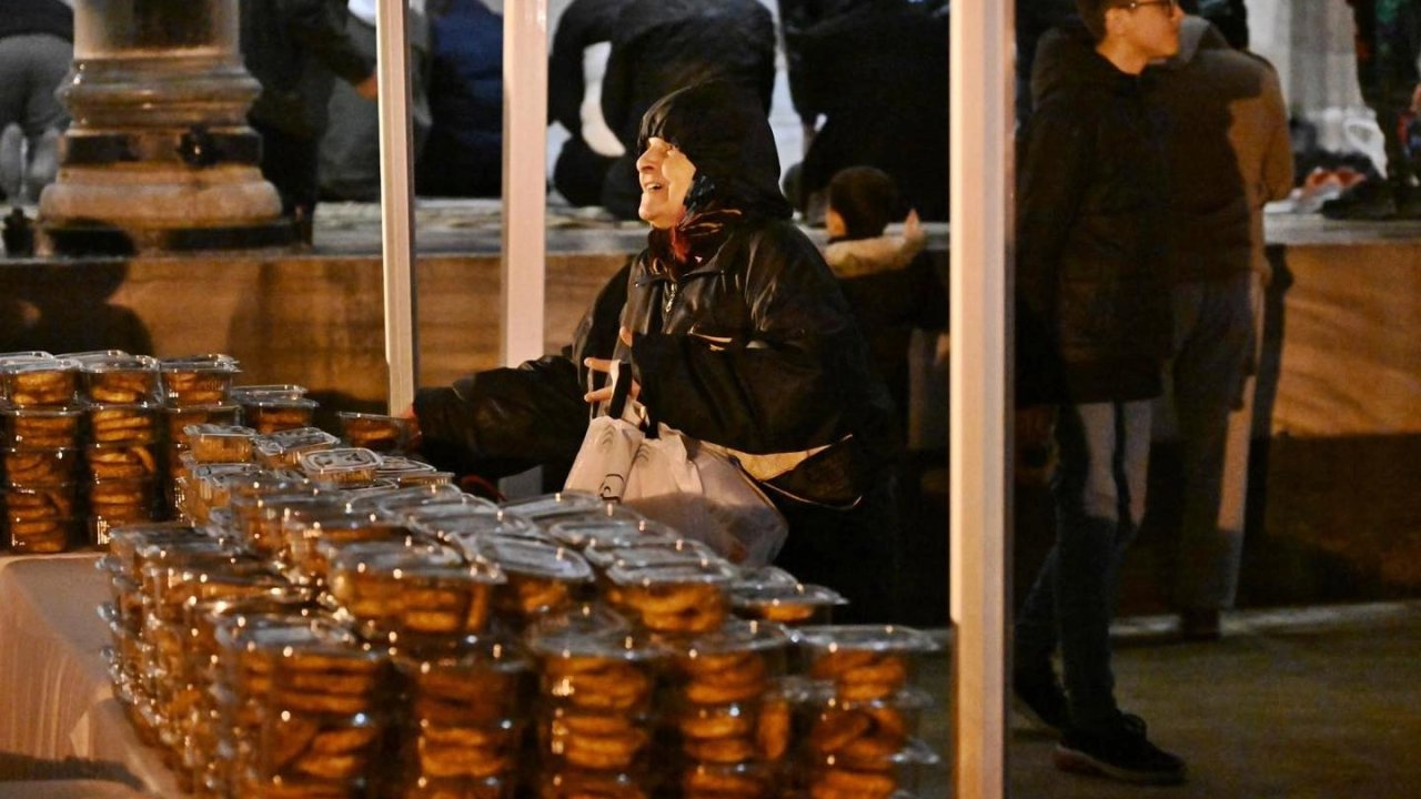 Manisa'da kandillik 5 bin kutu ikram