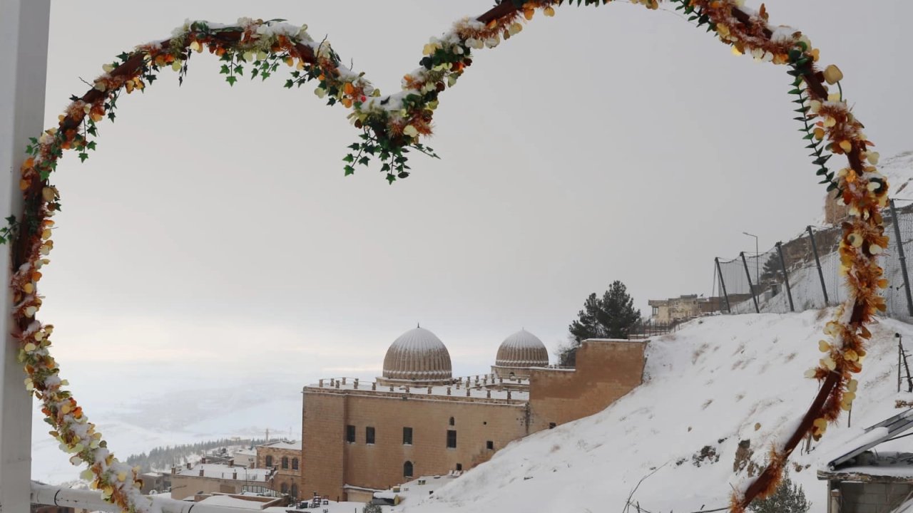 Mardin'de kar yağışı tarihi kenti büyüleyici manzaralara bürüdü