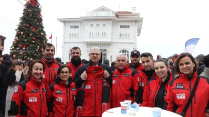 Mudanya'da belediye çalışanları yeni yılı Mütareke Meydanı'nda karşıladı