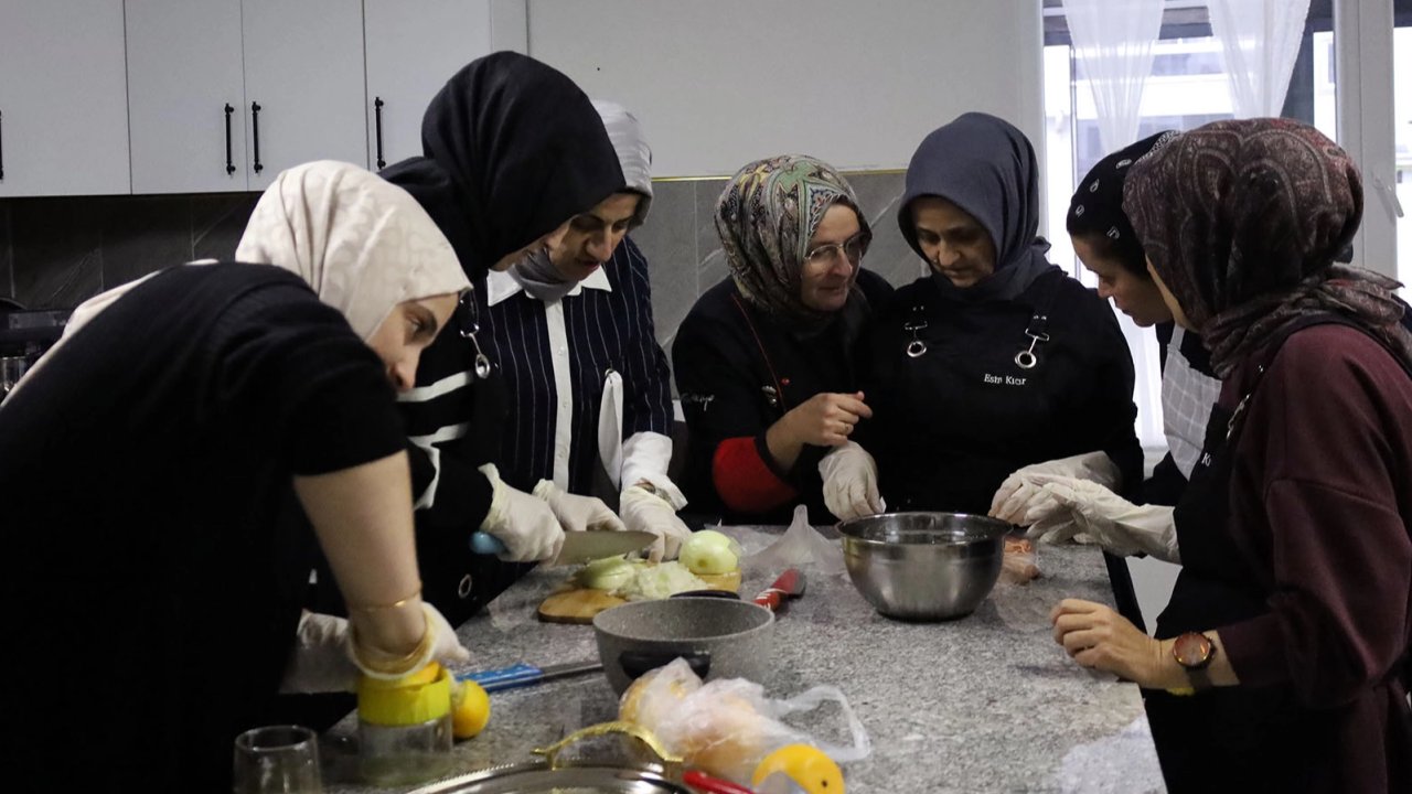 Sakarya Büyükşehir&#039;den Arifiye&#039;ye profesyonel mutfak atölyesi