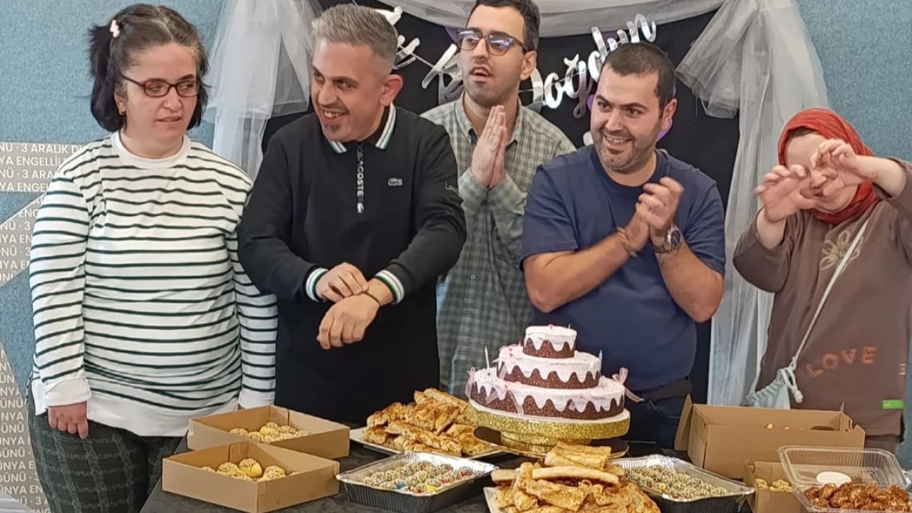 Sakarya&#039;da özel çocuklara kemençe ve horonla doğum günü coşkusu