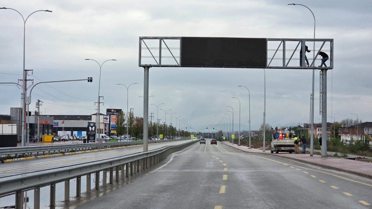 Sakarya'da sürücülere rehber olan dev ekran farklı noktaya alındı