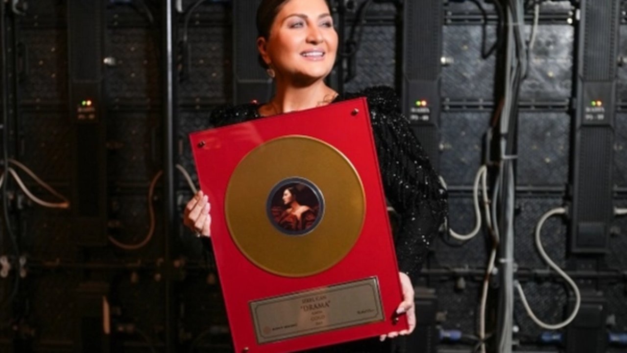Sibel Can'a 'altın plak' ödülü