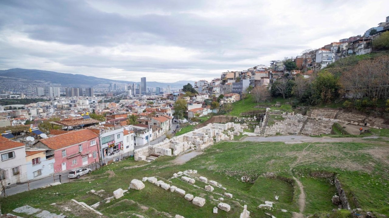 Smyrna Tiyatrosu gün yüzüne çıkıyor