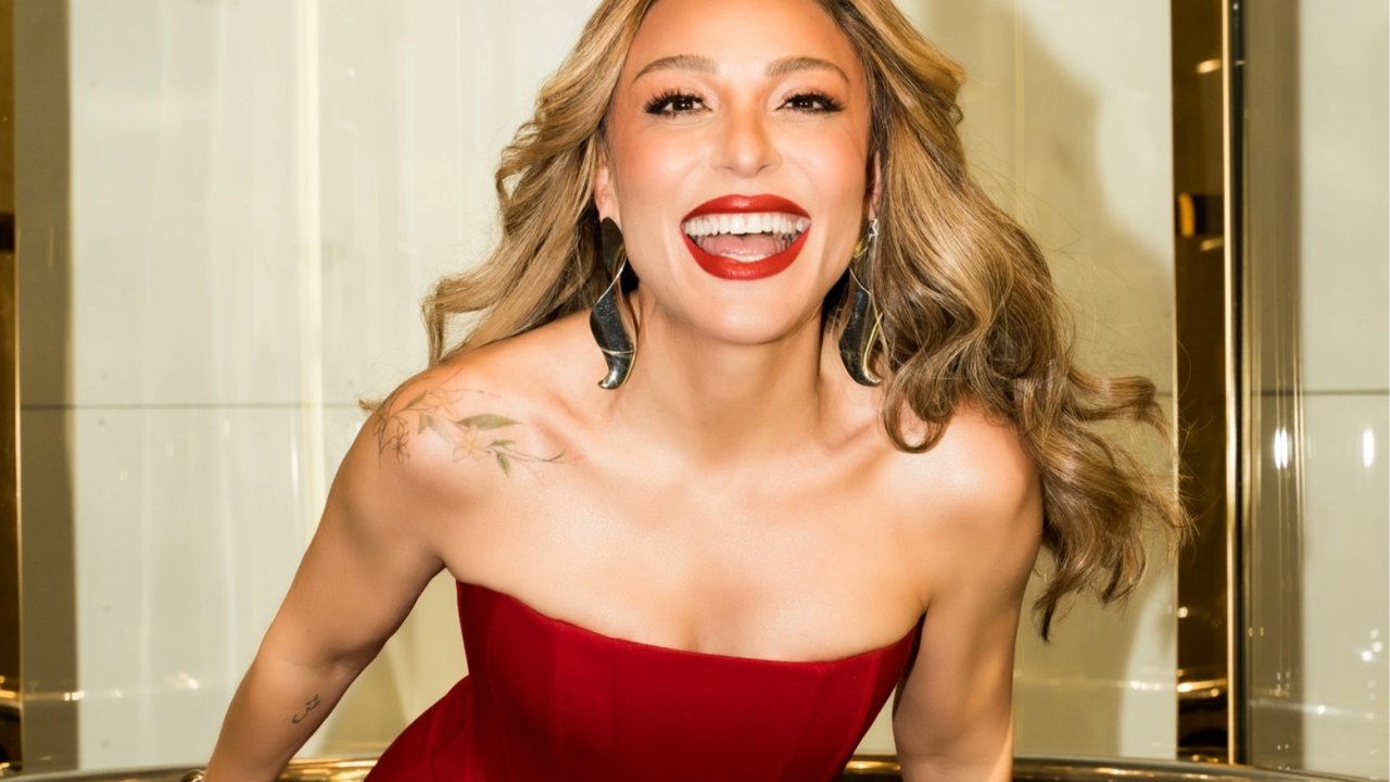 Ziynet Sali’den kırmızı elbiseli alev alev paylaşım!