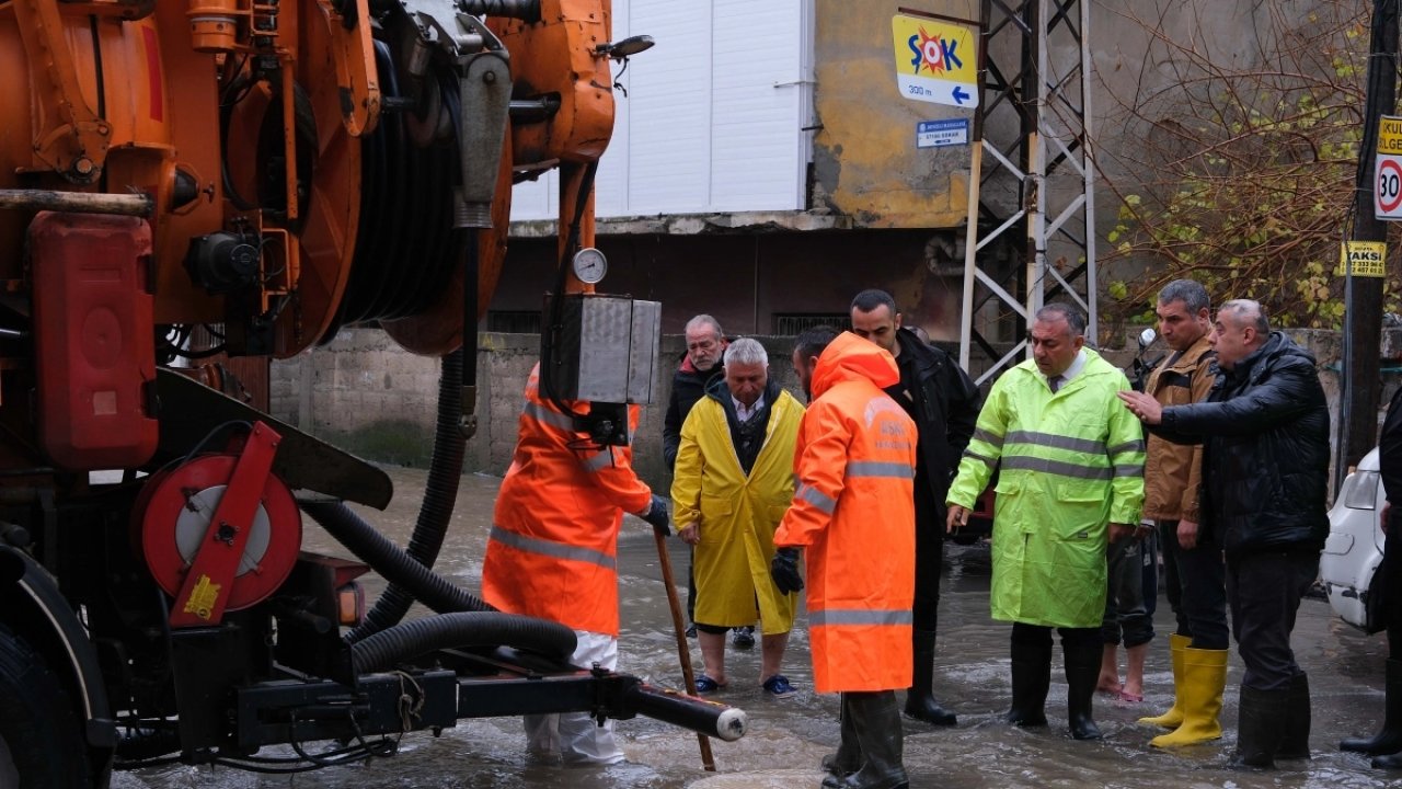 Adana Büyükşehir'den su baskınlarına anında müdahale