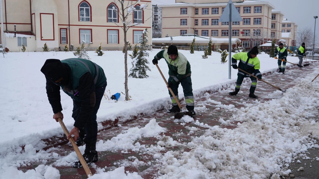 Ankara Keçiören'de kar küreme ve tuzlama seferberliği