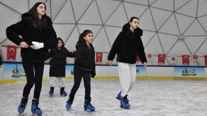 Ankara Keçiören’de sömestir eğlencesi gerçek buz pistinde