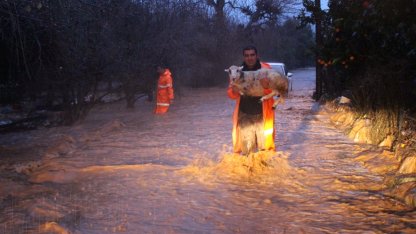 Antalya Büyükşehir ekipleri yağmur ve fırtınaya karşı seferber oldu
