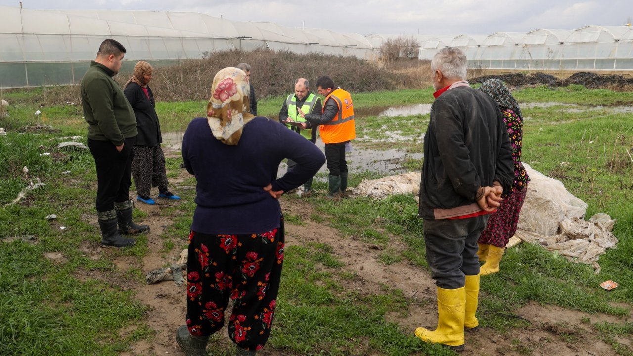Antalya Büyükşehir'den sel felaketinde çiftçilerin yanında