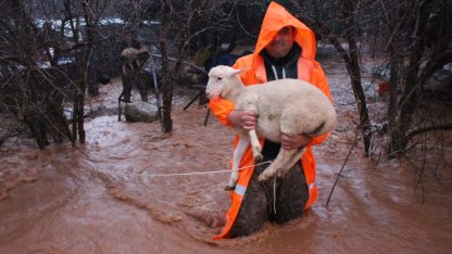 Antalya'da ekipler olumsuzluklara müdahale etti