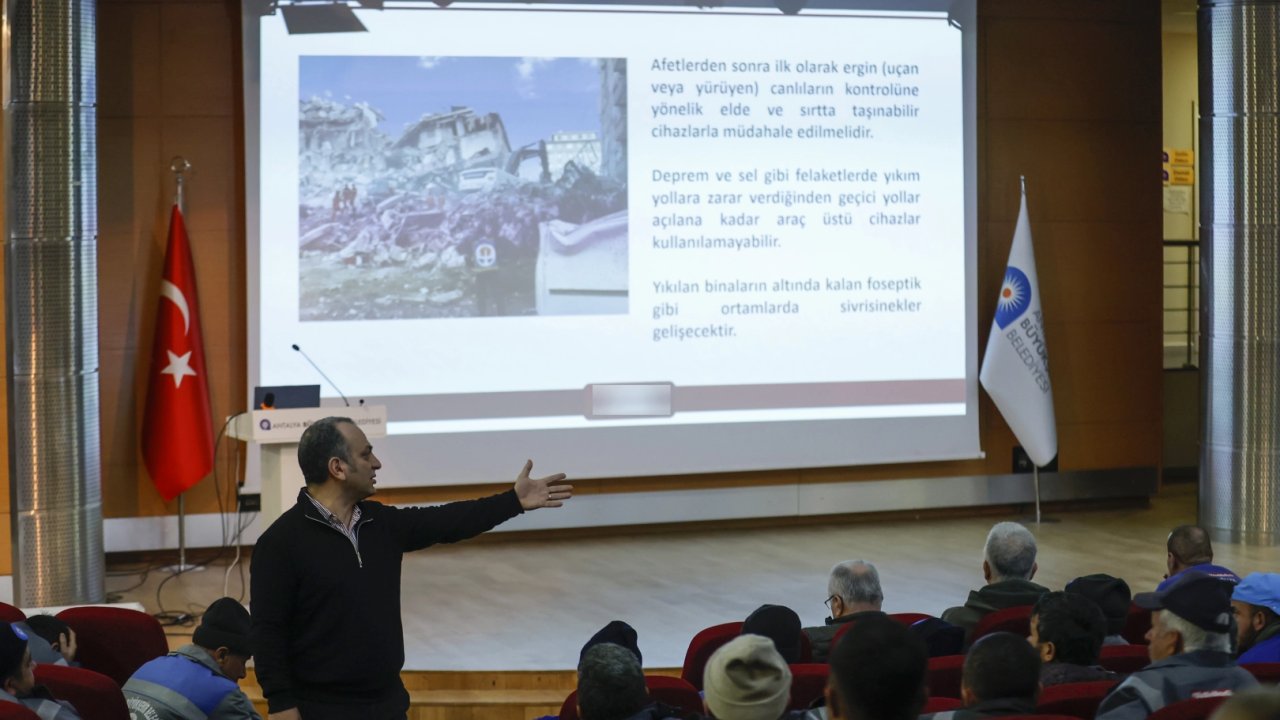 Antalya'da ilaçlama personeline biyosidal ürün kullanımı eğitimi