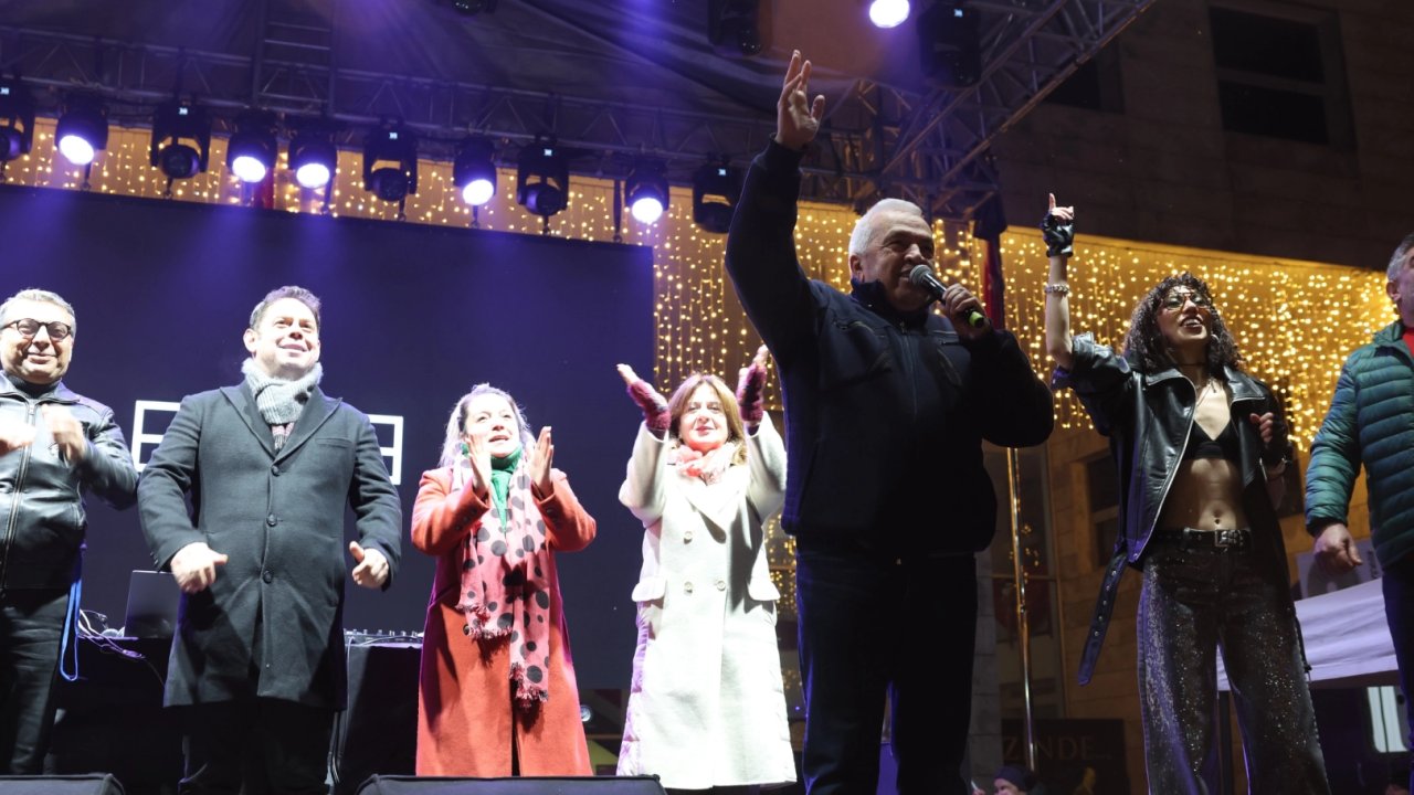 Bursa Nilüferliler 2026’yı Cumhuriyet Meydanı’nda karşıladı