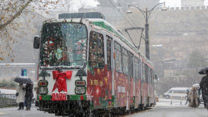 Bursa'da nostaljik tramvay süsleriyle yeni yılın simgesi oldu