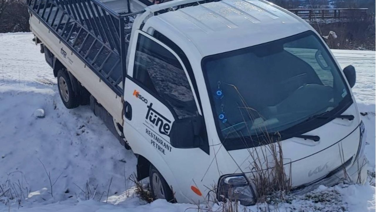 Buzlanma kazaya yol açtı! Kamyonet tarlaya uçtu, 1 yaralı