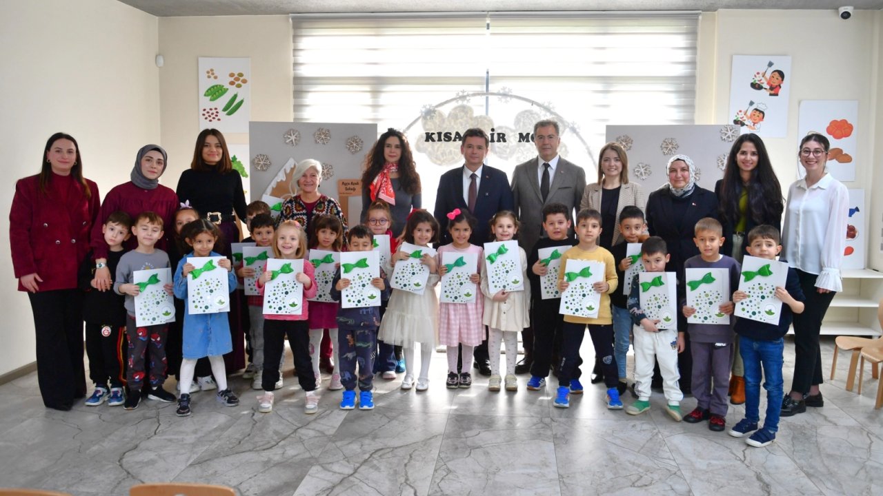 Çocukların karnelerini Başkan Erkan Aydın verdi