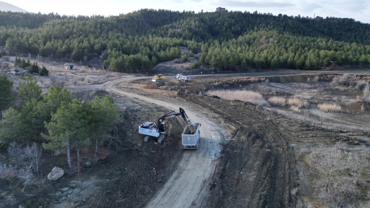 Çorum'da Çomar Barajı çevresinde yol genişletme çalışmaları sürüyor